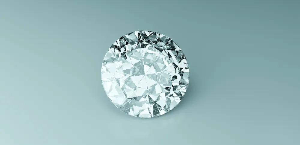 Ein einzelner IF Diamant mit brillantem Rundschliff liegt auf einem blauen Hintergrund und reflektiert das Licht makellos